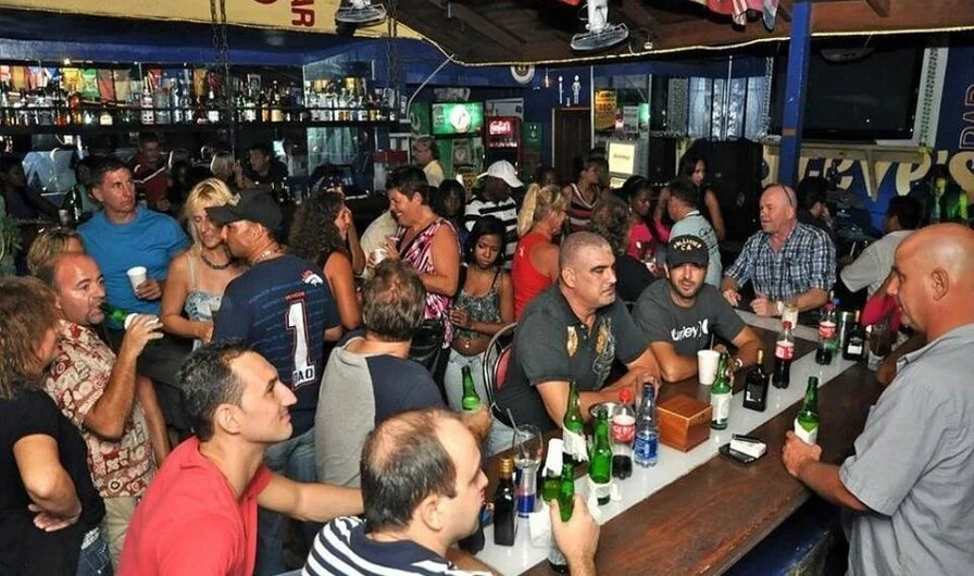 Enjoy Beach Parties and Bars in BaEnjoy Beach Parties and Bars in Bavarovaro