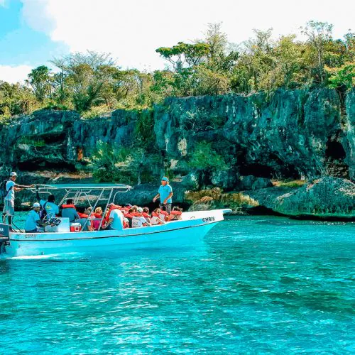 9 - Happy guests see beautiful views of Isla Soana and wildlive on our Isla Soana Wildlive tour